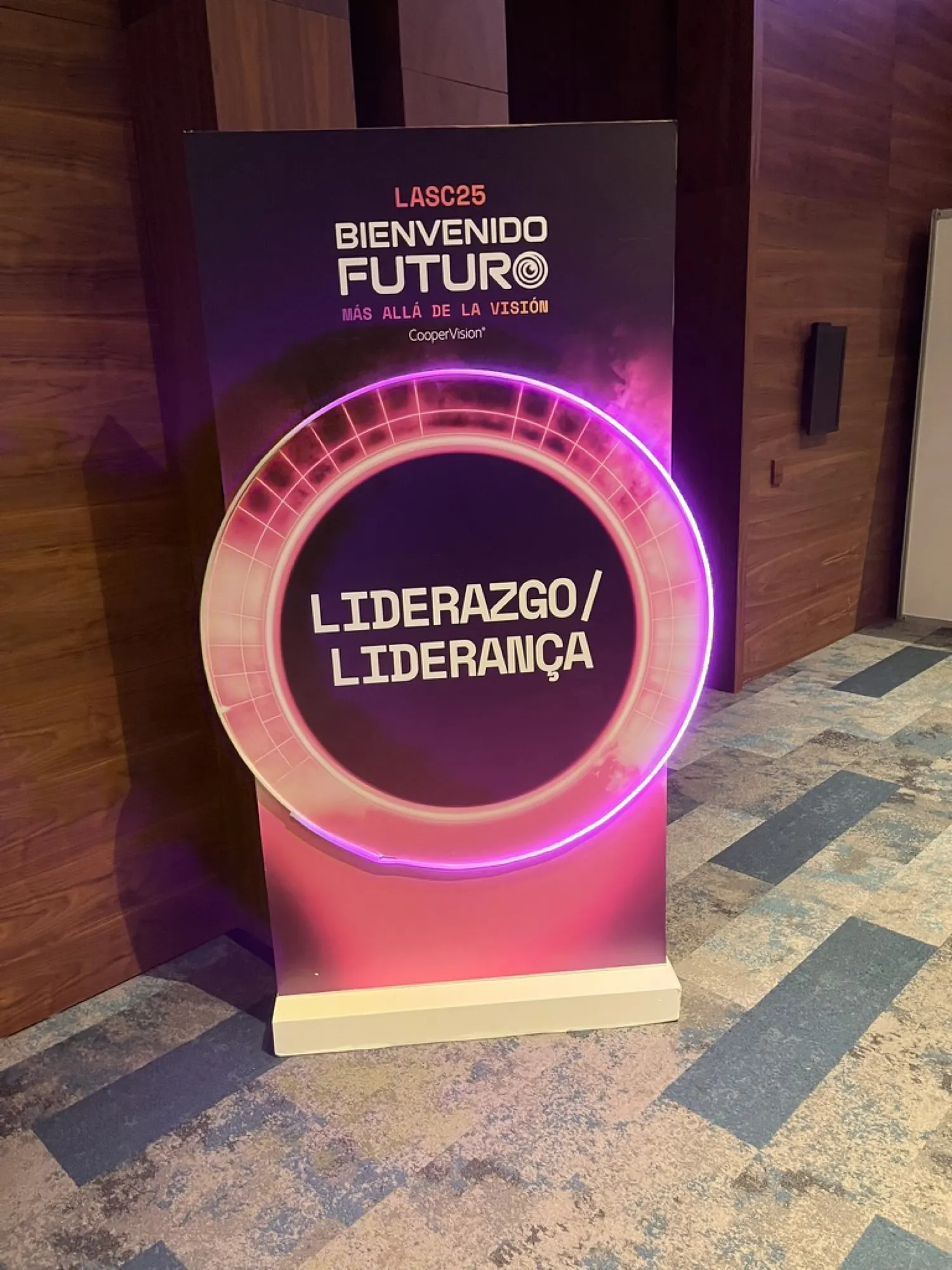 Totem iluminado do pilar Liderança no evento da CooperVision