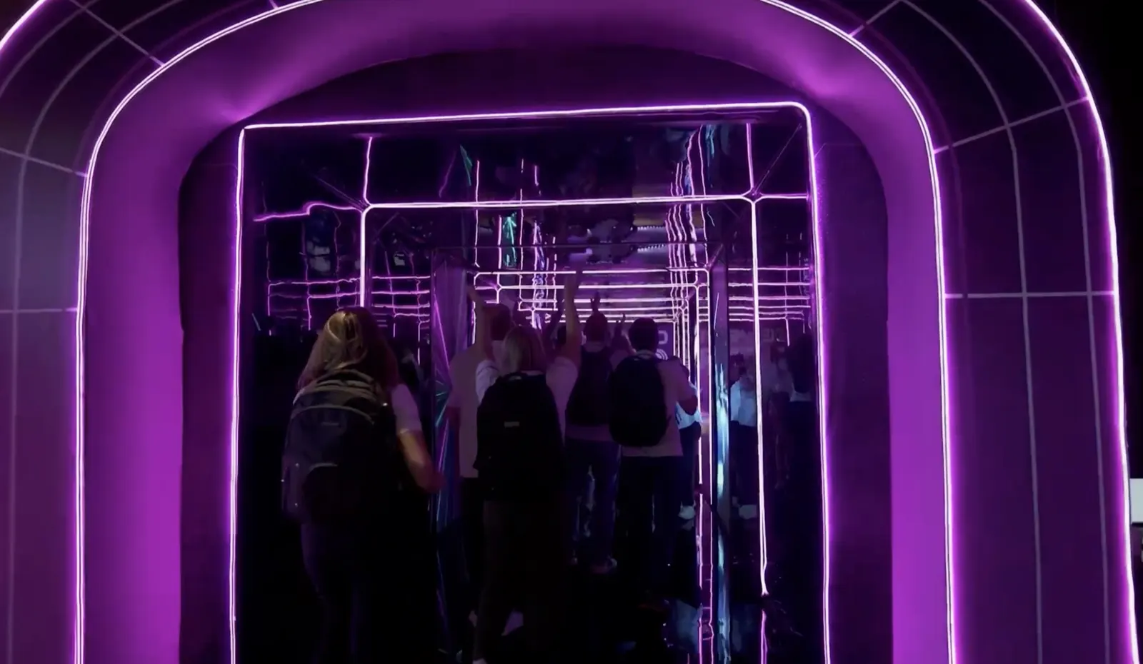 Túnel de luz neon do evento Bienvenido Futuro da CooperVision