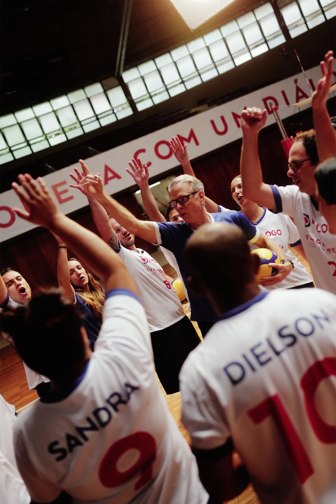 Participantes comemorando juntos durante o treino