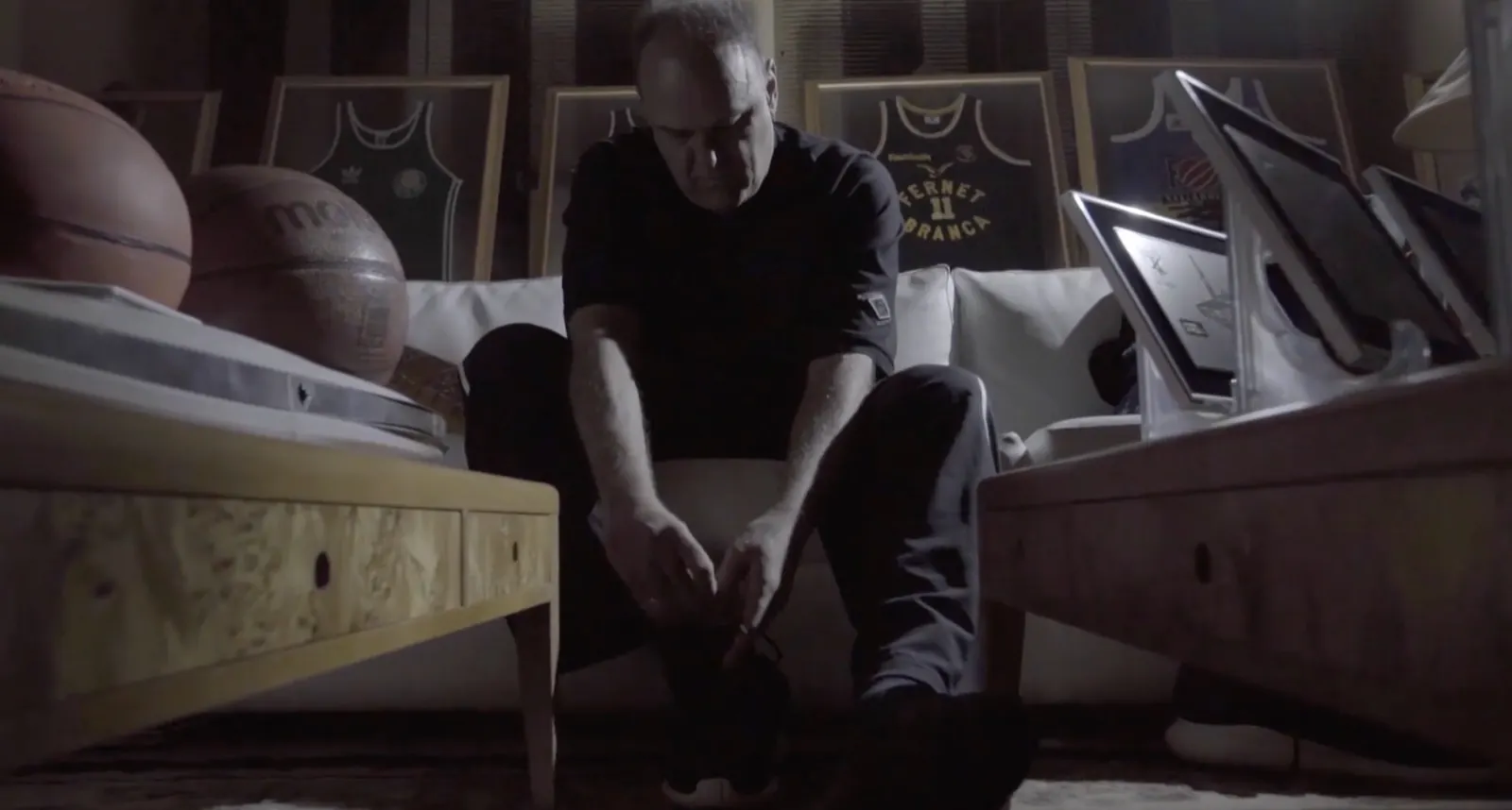 Oscar Schmidt em casa, entre lembranças do basquete