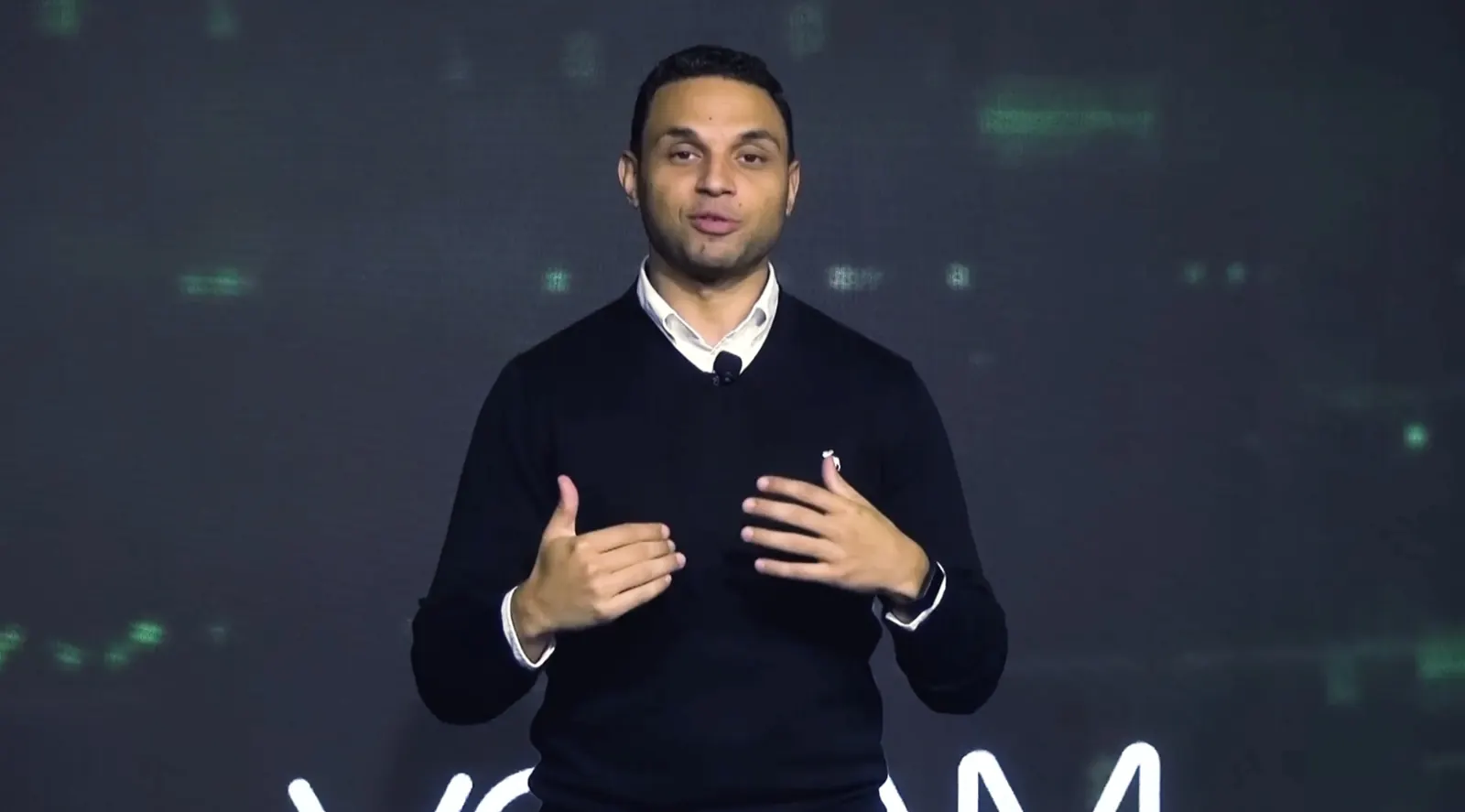 Apresentador do Protection Game diante do painel da Veeam